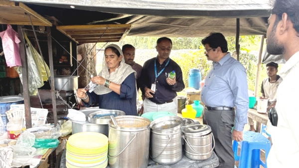 ಚಿತ್ರ : ಕೋಲಾರ ತಾಲ್ಲೂಕು ಆರೋಗ್ಯ ಇಲಾಖೆಯಿಂದ ಕೋಲಾರದ ವಿವಿಧೆಡೆ ಅಂಗಡಿ, ಬೀದಿ ಬದಿ ಹೋಟೆಲ್ಗಳ ಮೇಲೆ ಧಾಳಿ ನಡೆಸಿ ಕಾನೂನು ಬಾಹಿರ ವ್ಯಾಪಾರ ವಹಿವಾಟು, ಸ್ವಚ್ಚತೆ ಕುರಿತು ಕಾನೂನು ಕ್ರಮದ ಎಚ್ಚರಿಕೆಯೊಂದಿಗೆ ಜಾಗೃತಿ ಮೂಡಿಸಲಾಯಿತು. ಚಿತ್ರ : ಕೋಲಾರ ತಾಲ್ಲೂಕು ಆರೋಗ್ಯ ಇಲಾಖೆಯಿಂದ ಕೋಲಾರದ ವಿವಿಧೆಡೆ ಅಂಗಡಿ, ಬೀದಿ ಬದಿ ಹೋಟೆಲ್ಗಳ ಮೇಲೆ ಧಾಳಿ ನಡೆಸಿ ಕಾನೂನು ಬಾಹಿರ ವ್ಯಾಪಾರ ವಹಿವಾಟು, ಸ್ವಚ್ಚತೆ ಕುರಿತು ಕಾನೂನು ಕ್ರಮದ ಎಚ್ಚರಿಕೆಯೊಂದಿಗೆ ಜಾಗೃತಿ ಮೂಡಿಸಲಾಯಿತು.