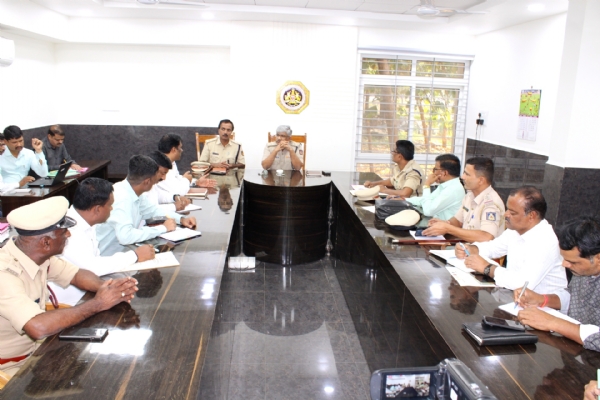 ಅಧಿಕಾರಿಗಳು ಸಮನ್ವಯತೆಯಿಂದ ಕೆಲಸ ಮಾಡಬೇಕು- ಡಾ. ರಾಮ್ ಎಲ್. ಅರಸಿದ್ದಿ ಅಧಿಕಾರಿಗಳು ಸಮನ್ವಯತೆಯಿಂದ ಕೆಲಸ ಮಾಡಬೇಕು- ಡಾ. ರಾಮ್ ಎಲ್. ಅರಸಿದ್ದಿ