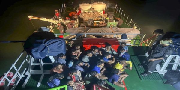 ಭಾರತೀಯ ಜಲಗಡಿಯಲ್ಲಿ ಬಾಂಗ್ಲಾದೇಶದ ದೋಣಿ ವಶ ; 28 ಮೀನುಗಾರರ ಬಂಧನ