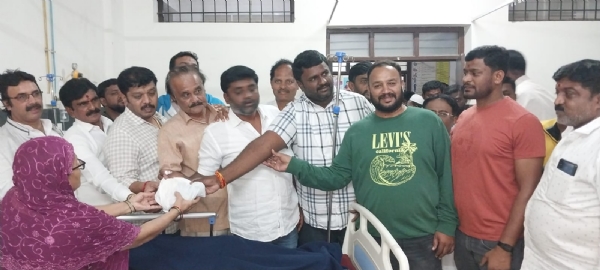 ಚಿತ್ರ ; ಮಾಜಿ ಶಾಸಕ ಕೆ.ಆರ್ ರಮೇಶ್ ಕುಮಾರ್ ಅವರ ಹುಟ್ಟುಹಬ್ಬದ ಅಂಗವಾಗಿ ಕಾಂಗ್ರೆಸ್ ಕಾರ್ಯಕರ್ತರು ಶನಿವಾರ ಕೋಲಾರ ನಗರದ ಎಸ್.ಎನ್.ಆರ್ ಜಿಲ್ಲಾ ಆಸ್ಪತ್ರೆಯ ರೋಗಿಗಳಿಗೆ ಹಣ್ಣುಹಂಪಲು ವಿವರಿಸಿದರು.