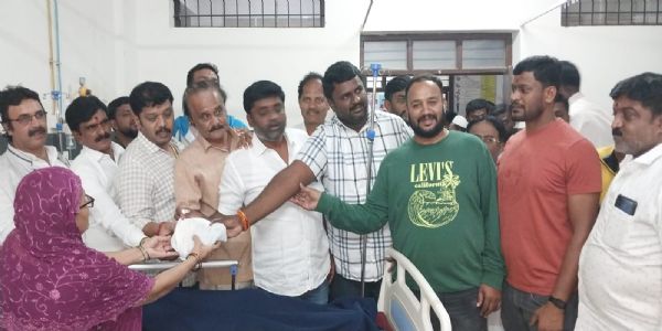 ಮಾಜಿ ಸ್ಪೀಕರ್ ರಮೇಶ್ ಕುಮಾರ್ ಹುಟ್ಟುಹಬ್ಬ, ರೋಗಿಗಳಿಗೆ ಹಣ್ಣುಹಂಪಲು ವಿತರಣೆ