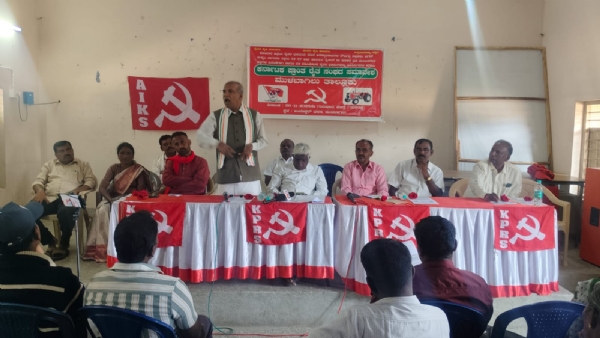 ಚಿತ್ರ : ಮುಳಬಾಗಿಲು ನಗರದ ಅಂಬೇಡ್ಕರ್ ಭವನದಲ್ಲಿ ಏರ್ಪಡಿಸಿದ್ದ ಕರ್ನಾಟಕ ಪ್ರಾಂತ್ಯ ರೈತ ಸಂಘ ತಾಲೂಕು ಸಮಾವೇಶ ಕರ್ನಾಟಕ ಪ್ರಾಂತ ರೈತ ಸಂಘದ ರಾಜ್ಯ ಉಪಾಧ್ಯಕ್ಷ ಪಿ.ಆರ್ ಸೂರಿನಾರಾಯಣ ಉದ್ಘಾಟಿಸಿ ಮಾತನಾಡಿದರು.