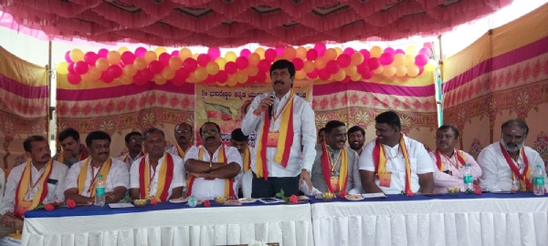 ಕೋಲಾರ ತಾಲ್ಲೂಕಿನ ಗಂಗಾಪುರದಲ್ಲಿ ನಡೆದ ರಾಜ್ಯೋತ್ಸವ ಕಾರ್ಯಕ್ರಮದಲ್ಲಿ ವಿಧಾನ ಪರಿಷತ್ ಸದಸ್ಯ ಅನಿಲ್ ಕುಮಾರ್ ಮಾತನಾಡಿದರು.