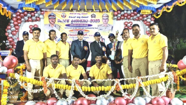 ಕೆಜಿಎಫ್ ಪೊಲೀಸ್ ಕ್ರೀಡಾಕೂಟದಲ್ಲಿ ಐಜಿಪಿ ಲಾಭೂರಾಮ್, ಎಸ್‌ಪಿ ಶಿವಾಂಶು ರಜಪೂತ್ ವಿಜೇತರಿಗೆ ಬಹುಮಾನಗಳನ್ನು ವಿತರಿಸಿದರು.