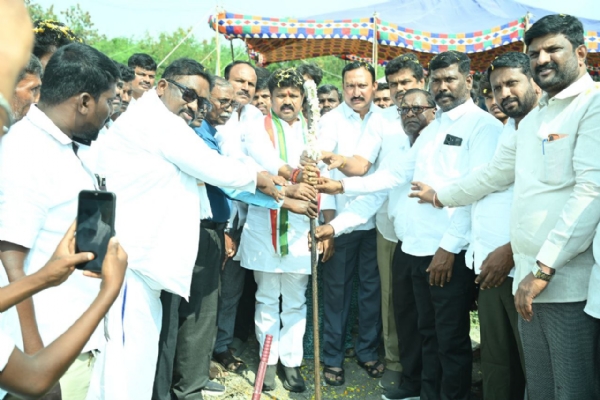 ಮೇಥೋಡಿಸ್ಟ್ ಚರ್ಚ್ : ಶಾಸಕರಿಂದ ಭೂಮಿಪೂಜೆ ಮೇಥೋಡಿಸ್ಟ್ ಚರ್ಚ್ : ಶಾಸಕರಿಂದ ಭೂಮಿಪೂಜೆ