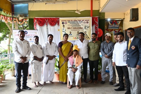 ಕೋಲಾರದ ನಗರದ ಶಂಕರ ವಿದ್ಯಾಲಯದಲ್ಲಿ ಕೋಲಾರದ ಇಕೋವಶಿ ಕರಾಟೆ ಶಾಲೆಯ ವತಿಯಿಂದ ಬೆಲ್ಟ್ ಗ್ರೇಡಿಂಗ್ ಎಕ್ಸಾಮ್ ಹಾಗೂ ದೆಹಲಿಯಲ್ಲಿ ಡಿ.೧೨ ರಂದು ನಡೆಯುವ ಇಂಟರ್ಝೋನ್ ಕರಾಟೆ ಪಂದ್ಯಾವಳಿಯಲ್ಲಿ ಭಾಗವಹಿಸಲು ಕೋಲಾರದಿಂದ ಪ್ರಪ್ರಥಮ ಬಾರಿಗೆ ಆಯ್ಕೆಯಾಗಿರುವ ನಗರದ ಚಿನ್ಮಯ ವಿದ್ಯಾಲಯದ ಮಹಂತ್ ವಿ.ಆರ್ ಹಾಗೂ ಪನ್ವಿತ್ ರವರನ್ನು ಬಿಜೆಪಿ ಜಿಲ್ಲಾಧ್ಯಕ್ಷ ಓಂಶಕ್ತಿ ಚಲಪತಿ ಸನ್ಮಾನಿಸಿದರು. ಕೋಲಾರದ ನಗರದ ಶಂಕರ ವಿದ್ಯಾಲಯದಲ್ಲಿ ಕೋಲಾರದ ಇಕೋವಶಿ ಕರಾಟೆ ಶಾಲೆಯ ವತಿಯಿಂದ ಬೆಲ್ಟ್ ಗ್ರೇಡಿಂಗ್ ಎಕ್ಸಾಮ್ ಹಾಗೂ ದೆಹಲಿಯಲ್ಲಿ ಡಿ.೧೨ ರಂದು ನಡೆಯುವ ಇಂಟರ್ಝೋನ್ ಕರಾಟೆ ಪಂದ್ಯಾವಳಿಯಲ್ಲಿ ಭಾಗವಹಿಸಲು ಕೋಲಾರದಿಂದ ಪ್ರಪ್ರಥಮ ಬಾರಿಗೆ ಆಯ್ಕೆಯಾಗಿರುವ ನಗರದ ಚಿನ್ಮಯ ವಿದ್ಯಾಲಯದ ಮಹಂತ್ ವಿ.ಆರ್ ಹಾಗೂ ಪನ್ವಿತ್ ರವರನ್ನು ಬಿಜೆಪಿ ಜಿಲ್ಲಾಧ್ಯಕ್ಷ ಓಂಶಕ್ತಿ ಚಲಪತಿ ಸನ್ಮಾನಿಸಿದರು.