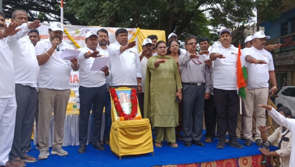 ಸರ್ದಾರ್ ವಲ್ಲಭಬಾಯಿ ಪಟೇಲ್ ೧೫೦ನೇ ಜನ್ಮಜಯಂತಿ ಅಂಗವಾಗಿ ಕೋಲಾರದಲ್ಲಿ ಮೈಭಾರತ್ ಕೇಂದ್ರದ ಆಶ್ರಯದಲ್ಲಿ ಏಕತಾ ನಡಿಗೆ ನಡೆಯಿತು. ಸರ್ದಾರ್ ವಲ್ಲಭಬಾಯಿ ಪಟೇಲ್ ೧೫೦ನೇ ಜನ್ಮಜಯಂತಿ ಅಂಗವಾಗಿ ಕೋಲಾರದಲ್ಲಿ ಮೈಭಾರತ್ ಕೇಂದ್ರದ ಆಶ್ರಯದಲ್ಲಿ ಏಕತಾ ನಡಿಗೆ ನಡೆಯಿತು.