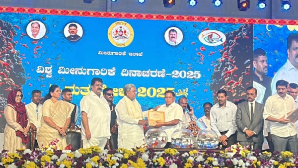 ಸಿರುಗುಪ್ಪ : ಹಾಳು ಮುರುವಣೆಯ ಸಿ.ಹೆಚ್.ಮಹಾಕಾಳಿ ರಾಜುಗೆ `ಶ್ರೇಷ್ಠ ಮೀನು ಕೃಷಿಕ’ ಪ್ರಶಸ್ತಿ ಸಿರುಗುಪ್ಪ : ಹಾಳು ಮುರುವಣೆಯ ಸಿ.ಹೆಚ್.ಮಹಾಕಾಳಿ ರಾಜುಗೆ `ಶ್ರೇಷ್ಠ ಮೀನು ಕೃಷಿಕ’ ಪ್ರಶಸ್ತಿ