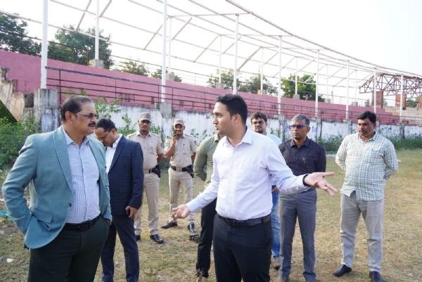 ಸಂಡೂರು: ಕ್ರೀಡಾಂಗಣಕ್ಕೆ ಕೆಎಂಇಆರ್ ಸಿ ವ್ಯವಸ್ಥಾಪಕ ನಿರ್ದೇಶಕ ಡಾ.ಸಂಜಯ್ ಎಸ್ ಬಿಜ್ಜೂರ್ ಭೇಟಿ