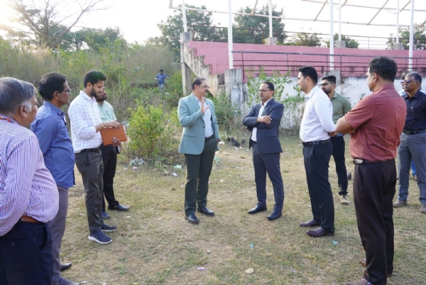 ಸಂಡೂರು: ಕ್ರೀಡಾಂಗಣಕ್ಕೆ ಕೆಎಂಇಆರ್ ಸಿ ವ್ಯವಸ್ಥಾಪಕ ನಿರ್ದೇಶಕ ಡಾ.ಸಂಜಯ್ ಎಸ್ ಬಿಜ್ಜೂರ್ ಭೇಟಿ