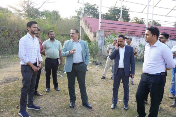 ಸಂಡೂರು: ಕ್ರೀಡಾಂಗಣಕ್ಕೆ ಕೆಎಂಇಆರ್ ಸಿ ವ್ಯವಸ್ಥಾಪಕ ನಿರ್ದೇಶಕ ಡಾ.ಸಂಜಯ್ ಎಸ್ ಬಿಜ್ಜೂರ್ ಭೇಟಿ