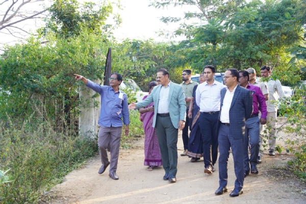 ಸಂಡೂರು: ಕ್ರೀಡಾಂಗಣಕ್ಕೆ ಕೆಎಂಇಆರ್ ಸಿ ವ್ಯವಸ್ಥಾಪಕ ನಿರ್ದೇಶಕ ಡಾ.ಸಂಜಯ್ ಎಸ್ ಬಿಜ್ಜೂರ್ ಭೇಟಿ