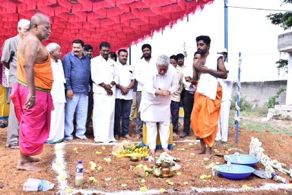 ಆಧುನಿಕ ಚಿತಾಗಾರ ,ಶಾಸಕ ಹೆಚ್.ಆರ್.ಗವಿಯಪ್ಪರಿಂದ ಭೂಮಿ ಪೂಜೆ. ಆಧುನಿಕ ಚಿತಾಗಾರ ,ಶಾಸಕ ಹೆಚ್.ಆರ್.ಗವಿಯಪ್ಪರಿಂದ ಭೂಮಿ ಪೂಜೆ.