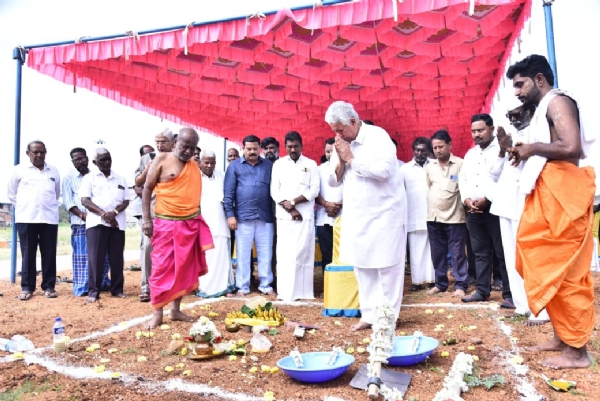 ಆಧುನಿಕ ಚಿತಾಗಾರ ,ಶಾಸಕ ಹೆಚ್.ಆರ್.ಗವಿಯಪ್ಪರಿಂದ ಭೂಮಿ ಪೂಜೆ. ಆಧುನಿಕ ಚಿತಾಗಾರ ,ಶಾಸಕ ಹೆಚ್.ಆರ್.ಗವಿಯಪ್ಪರಿಂದ ಭೂಮಿ ಪೂಜೆ.