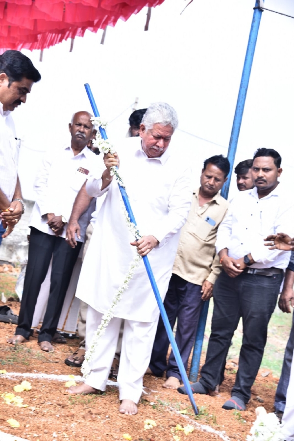 ಆಧುನಿಕ ಚಿತಾಗಾರ ,ಶಾಸಕ ಹೆಚ್.ಆರ್.ಗವಿಯಪ್ಪರಿಂದ ಭೂಮಿ ಪೂಜೆ. ಆಧುನಿಕ ಚಿತಾಗಾರ ,ಶಾಸಕ ಹೆಚ್.ಆರ್.ಗವಿಯಪ್ಪರಿಂದ ಭೂಮಿ ಪೂಜೆ.