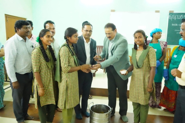 ಮಕ್ಕಳಿಗೆ ಉಸುಳಿಕಾಳು : ಪರಿಶೀಲಿಸಿದ ಡಾ.ಸಂಜಯ್ ಎಸ್ ಬಿಜ್ಜೂರ್