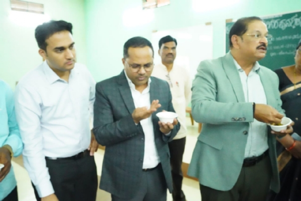 ಮಕ್ಕಳಿಗೆ ಉಸುಳಿಕಾಳು : ಪರಿಶೀಲಿಸಿದ ಡಾ.ಸಂಜಯ್ ಎಸ್ ಬಿಜ್ಜೂರ್