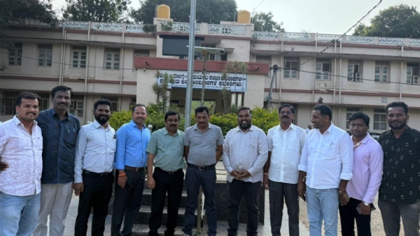 ಚಿತ್ರ : ಆರೋಗ್ಯ ಸಂಜೀವಿನಿ ಎಲ್ಲಾ ಖಾಸಗಿ ಆಸ್ಪತ್ರೆಗಳಿಗೆ ವಿಸ್ತರಿಸುವಂತೆ ಕೋಲಾರ ಜಿಲ್ಲಾ ಸರ್ಕಾರಿ ನೌಕರರ ಸಂಘದಿಂದ ಜಿಲ್ಲಾ ಆರೋಗ್ಯ ಮತ್ತು ಕುಟುಂಬ ಕಲ್ಯಾಣಾಧಿಕಾರಿ ಡಾ.ಶ್ರೀನಿವಾಸ್ ಮನವಿ ಸಲ್ಲಿಸಿ ಒತ್ತಾಯಿಸಲಾಯಿತು. ಚಿತ್ರ : ಆರೋಗ್ಯ ಸಂಜೀವಿನಿ ಎಲ್ಲಾ ಖಾಸಗಿ ಆಸ್ಪತ್ರೆಗಳಿಗೆ ವಿಸ್ತರಿಸುವಂತೆ ಕೋಲಾರ ಜಿಲ್ಲಾ ಸರ್ಕಾರಿ ನೌಕರರ ಸಂಘದಿಂದ ಜಿಲ್ಲಾ ಆರೋಗ್ಯ ಮತ್ತು ಕುಟುಂಬ ಕಲ್ಯಾಣಾಧಿಕಾರಿ ಡಾ.ಶ್ರೀನಿವಾಸ್ ಮನವಿ ಸಲ್ಲಿಸಿ ಒತ್ತಾಯಿಸಲಾಯಿತು.