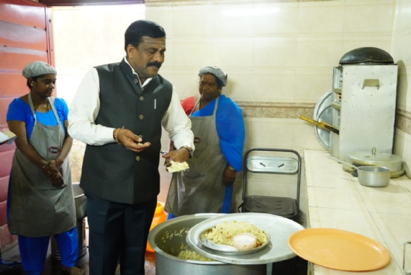 ಬಾಲಕಿಯರ ವಸತಿ ನಿಲಯಕ್ಕೆ ಶಶಿಧರ ಕೋಸಂಬೆ ಭೇಟಿ