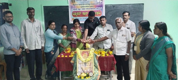 ಚಿತ್ರ : ಕೋಲಾರ ತಾಲ್ಲೂಕಿ ಅರಾಭಿಕೊತ್ತನೂರು ಸರ್ಕಾರಿ ಪ್ರೌಢಶಾಲೆ ಶಾಲೆಯ ಆವರಣದಲ್ಲಿ ಧರ್ಮಸ್ಥಳ ಗ್ರಾಮಭಿವೃದ್ದಿ ಯೋಜನೆಯ ವೇಮಗಲ್ ವ್ಯಾಪ್ತಿಯ ಮಹಿಳಾ ಜ್ಞಾನ ವಿಕಾಸ ಕಾರ್ಯಕ್ರಮದಡಿ ಟ್ಯೂಷನ್ ಕ್ಲಾಸ್ಗೆ ಚಾಲನೆ ನೀಡಿಲಾಯಿತು.