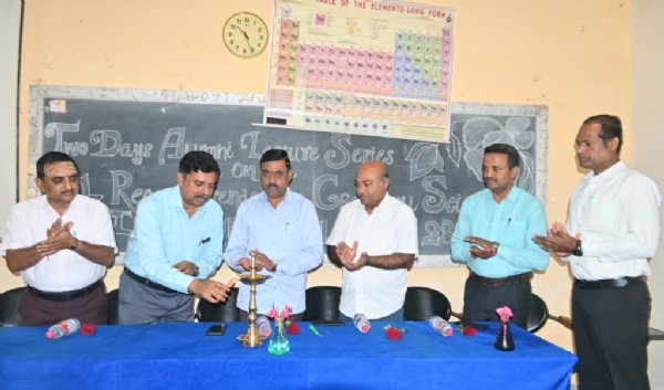 ವಿದ್ಯಾರ್ಥಿಗಳು ಜ್ಞಾನ ವೃದ್ಧಿಸಿಕೊಳ್ಳಿ: ಪ್ರೊ.ಜಿ.ಪಿ ದಿನೇಶ್