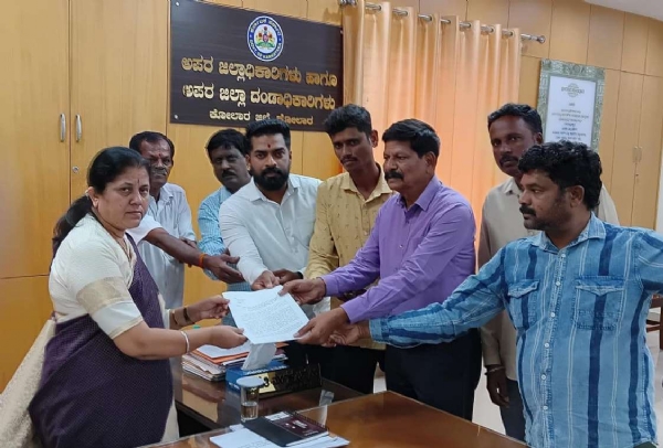 ಅಪರ ಜಿಲ್ಲಾಧಿಕಾರಿಗಳಿಗೆ ಗಾಂಧಿನಗರದ ನಿವಾಸಿಗಳ ನಿಯೋಗದ ನೇತೃತ್ವ ವಹಿಸಿದ್ದ ಹೆಚ್.ಬಿ.ಗೋಪಾಲ್ ರವರು ಮನವಿ ಪತ್ರ