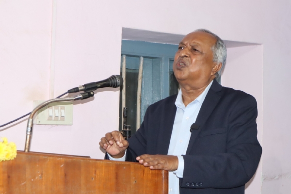 ಚಿತ್ರ.; ಕೋಲಾರದ ವಕೀಲರ ಸಂಘದ ಆಶ್ರಯದಲ್ಲಿ ನಡೆದ ಯುವ ವಕೀಲರ ಮುಂದೆ ಇರುವ ಸವಾಲುಗಳ ಬಗ್ಗೆ ಹೈಕೋರ್ಟ್ ನಿವೃತ್ತ ನ್ಯಾಯ ಮೂರ್ತಿ ನಾಗಮೋಹನ್ ದಾಸ್ ಮಾತನಾಡಿದರು. ಚಿತ್ರ.; ಕೋಲಾರದ ವಕೀಲರ ಸಂಘದ ಆಶ್ರಯದಲ್ಲಿ ನಡೆದ ಯುವ ವಕೀಲರ ಮುಂದೆ ಇರುವ ಸವಾಲುಗಳ ಬಗ್ಗೆ ಹೈಕೋರ್ಟ್ ನಿವೃತ್ತ ನ್ಯಾಯ ಮೂರ್ತಿ ನಾಗಮೋಹನ್ ದಾಸ್ ಮಾತನಾಡಿದರು.