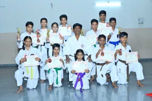 ಬಳ್ಳಾರಿಯ ಪಂಚಾಕ್ಷರಿ ಮಾರ್ಷಿಯಲ್ 11 ವಿದ್ಯಾರ್ಥಿಗಳಿಗೆ ಪ್ರಶಸ್ತಿ ಬಳ್ಳಾರಿಯ ಪಂಚಾಕ್ಷರಿ ಮಾರ್ಷಿಯಲ್ 11 ವಿದ್ಯಾರ್ಥಿಗಳಿಗೆ ಪ್ರಶಸ್ತಿ