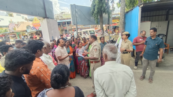 ಚಿತ್ರ : ಹತ್ತಾರು ಕುಟುಂಬಗಳ ಬೇಡಿಕೆಯಾಗಿದ್ದ ರಸ್ತೆಯ ಕಾಮಗಾರಿ ವಿಚಾರವಾಗಿ ಬುಧವಾರ ವಾದ-ವಿವಾದ ನಡೆದು ಕೆಜಿಎಫ್ ತಾಲ್ಲೂಕಿನ ಬೇತಮಂಗಲ ಪೊಲೀಸ್ ಠಾಣೆಯಲ್ಲಿ ದೂರು ಸಲ್ಲಿಸಿದ್ದ ಪ್ರಸಂಗ ನಡೆಯಿತು. ಚಿತ್ರ : ಹತ್ತಾರು ಕುಟುಂಬಗಳ ಬೇಡಿಕೆಯಾಗಿದ್ದ ರಸ್ತೆಯ ಕಾಮಗಾರಿ ವಿಚಾರವಾಗಿ ಬುಧವಾರ ವಾದ-ವಿವಾದ ನಡೆದು ಕೆಜಿಎಫ್ ತಾಲ್ಲೂಕಿನ ಬೇತಮಂಗಲ ಪೊಲೀಸ್ ಠಾಣೆಯಲ್ಲಿ ದೂರು ಸಲ್ಲಿಸಿದ್ದ ಪ್ರಸಂಗ ನಡೆಯಿತು.