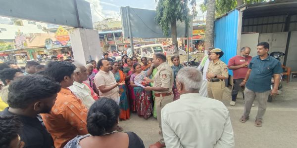 ರಸ್ತೆಗಾಗಿ ಠಾಣೆ ಮೆಟ್ಟಿಲರಿದ ಹತ್ತಾರು ಕುಟುಂಬಗಳು