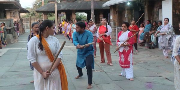 ಗದಗನಲ್ಲಿ ಮಹಿಳೆಯರ ಕೈಯಲ್ಲಿ ಲಾಠಿ