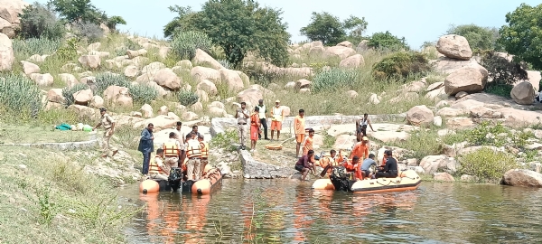 ರಾಯಚೂರು : ಪ್ರವಾಹ ರಕ್ಷಣಾ ಕಾರ್ಯದ ಅಣಕು ಪ್ರದರ್ಶನ ರಾಯಚೂರು : ಪ್ರವಾಹ ರಕ್ಷಣಾ ಕಾರ್ಯದ ಅಣಕು ಪ್ರದರ್ಶನ