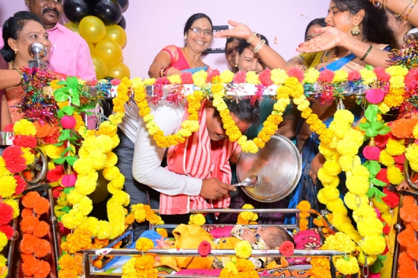 ರಾಯಚೂರು ಜಿಲ್ಲಾ ಮಕ್ಕಳ ರಕ್ಷಣಾ ಘಟಕ : ಎರಡು ಕಂದಮ್ಮಗಳಿಗೆ ಸಂಭ್ರಮದ ನಾಮಕರಣ ರಾಯಚೂರು ಜಿಲ್ಲಾ ಮಕ್ಕಳ ರಕ್ಷಣಾ ಘಟಕ : ಎರಡು ಕಂದಮ್ಮಗಳಿಗೆ ಸಂಭ್ರಮದ ನಾಮಕರಣ