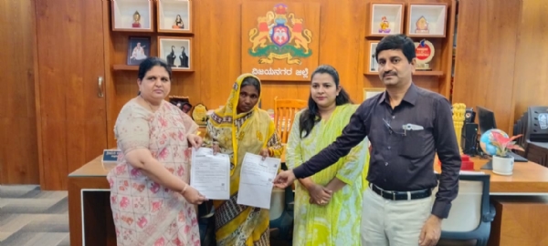 ಅರ್ಜಿ ಸಲ್ಲಿಸಿದ ಒಂದು ತಾಸಿನಲ್ಲೇ ಜಿಲ್ಲಾಧಿಕಾರಿಗಳಿಂದ ಫಲಾನುಭವಿಗೆ ಆದೇಶ ಪತ್ರ ವಿತರಣೆ. ಅರ್ಜಿ ಸಲ್ಲಿಸಿದ ಒಂದು ತಾಸಿನಲ್ಲೇ ಜಿಲ್ಲಾಧಿಕಾರಿಗಳಿಂದ ಫಲಾನುಭವಿಗೆ ಆದೇಶ ಪತ್ರ ವಿತರಣೆ.