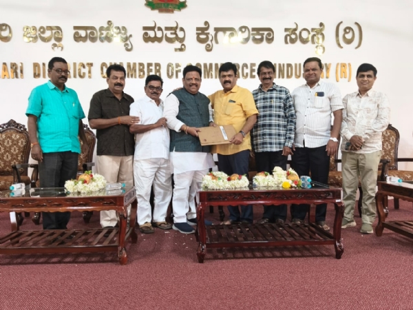 ಬಳ್ಳಾರಿ ಜಿಲ್ಲಾ ವಾಣಿಜ್ಯ ಮತ್ತು ಕೈಗಾರಿಕಾ ಸಂಸ್ಥೆಯ ನೂತನ ಅಧ್ಯಕ್ಷರಾಗಿ ಅವ್ವಾರು ಮಂಜುನಾಥ್ ಅಧಿಕಾರ ಸ್ವೀಕಾರ