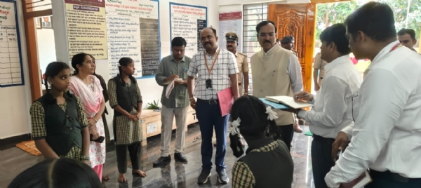 ವಸತಿ ನಿಲಯಗಳಲ್ಲಿ ಮಕ್ಕಳಿಗೆ ಎಲ್ಲಾ ರೀತಿಯ ಸೌಲಭ್ಯಗಳನ್ನು ನೀಡಿ- ಸುರೇಶ ವಂಟಿಗೋಡಿ ವಸತಿ ನಿಲಯಗಳಲ್ಲಿ ಮಕ್ಕಳಿಗೆ ಎಲ್ಲಾ ರೀತಿಯ ಸೌಲಭ್ಯಗಳನ್ನು ನೀಡಿ- ಸುರೇಶ ವಂಟಿಗೋಡಿ