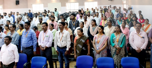 ಸ್ವಾತಂತ್ರ್ಯ ಚಳವಳಿಯ ಬೀಜ ಬಿತ್ತನೆಗೆ ವಂದೇ ಮಾತರಂ ಸಹಕಾರಿ - ಜಿಲ್ಲಾಧಿಕಾರಿ ಡಾ. ಸುರೇಶ ಬಿ. ಇಟ್ನಾಳ ಸ್ವಾತಂತ್ರ್ಯ ಚಳವಳಿಯ ಬೀಜ ಬಿತ್ತನೆಗೆ ವಂದೇ ಮಾತರಂ ಸಹಕಾರಿ - ಜಿಲ್ಲಾಧಿಕಾರಿ ಡಾ. ಸುರೇಶ ಬಿ. ಇಟ್ನಾಳ