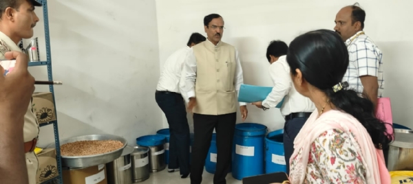 ವಸತಿ ನಿಲಯಗಳಲ್ಲಿ ಮಕ್ಕಳಿಗೆ ಎಲ್ಲಾ ರೀತಿಯ ಸೌಲಭ್ಯಗಳನ್ನು ನೀಡಿ- ಸುರೇಶ ವಂಟಿಗೋಡಿ ವಸತಿ ನಿಲಯಗಳಲ್ಲಿ ಮಕ್ಕಳಿಗೆ ಎಲ್ಲಾ ರೀತಿಯ ಸೌಲಭ್ಯಗಳನ್ನು ನೀಡಿ- ಸುರೇಶ ವಂಟಿಗೋಡಿ