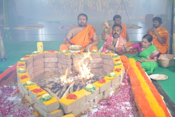 ಡಿಕೆಶಿ ಸಿಎಂ ಆಗಲಿಕ್ಕಾಗಿಯೇ ಬಳ್ಳಾರಿಯಲ್ಲಿ ಅವರ ಅಭಿಮಾನಿಯಿಂದ ಹೋಮ, ಹವನ ಮತ್ತು ಯಾಗಗಳು ಡಿಕೆಶಿ ಸಿಎಂ ಆಗಲಿಕ್ಕಾಗಿಯೇ ಬಳ್ಳಾರಿಯಲ್ಲಿ ಅವರ ಅಭಿಮಾನಿಯಿಂದ ಹೋಮ, ಹವನ ಮತ್ತು ಯಾಗಗಳು