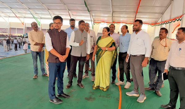 ಮುಖ್ಯಮಂತ್ರಿಗಳ ಆಗಮನಕ್ಕೆ ಬೃಹತ್ ವೇದಿಕೆ ನಿರ್ಮಾಣ