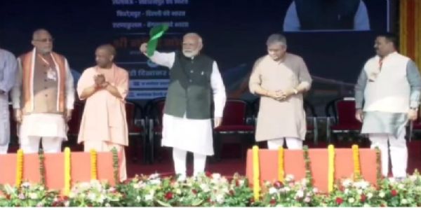 ವಂದೇ ಭಾರತ್ ರೈಲುಗಳಿಗೆ ಪ್ರಧಾನಿ ಮೋದಿ ಹಸಿರು ನಿಶಾನೆ