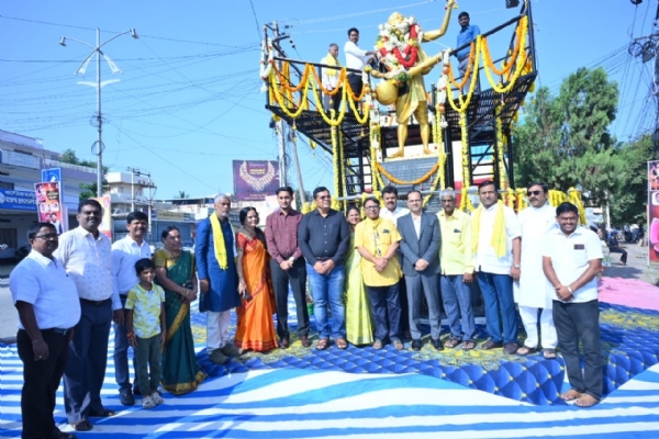 ಕನಕ ಜಯಂತಿಯಲ್ಲಿ ಪುಷ್ಪನಮನ ಸಲ್ಲಿಸಿದ ಜಿಲ್ಲಾಧಿಕಾರಿ ಕನಕ ಜಯಂತಿಯಲ್ಲಿ ಪುಷ್ಪನಮನ ಸಲ್ಲಿಸಿದ ಜಿಲ್ಲಾಧಿಕಾರಿ