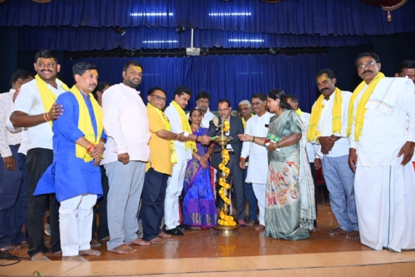 ಕನಕ ಜಯಂತಿಯಲ್ಲಿ ಪುಷ್ಪನಮನ ಸಲ್ಲಿಸಿದ ಜಿಲ್ಲಾಧಿಕಾರಿ ಕನಕ ಜಯಂತಿಯಲ್ಲಿ ಪುಷ್ಪನಮನ ಸಲ್ಲಿಸಿದ ಜಿಲ್ಲಾಧಿಕಾರಿ