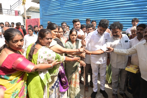 ಕನಕದಾಸರ ಪುತ್ಥಳಿಗೆ ಮಾಲಾರ್ಪಣೆ : ಸಂಗೊಳ್ಳಿ ರಾಯಣ್ಣ ಪುತ್ಥಳಿ ನಿರ್ಮಾಣಕ್ಕೆ ಶಾಸಕ ನಾರಾ ಭರತರೆಡ್ಡಿ ಅವರಿಂದ ಭೂಮಿ ಪೂಜೆ ಕನಕದಾಸರ ಪುತ್ಥಳಿಗೆ ಮಾಲಾರ್ಪಣೆ : ಸಂಗೊಳ್ಳಿ ರಾಯಣ್ಣ ಪುತ್ಥಳಿ ನಿರ್ಮಾಣಕ್ಕೆ ಶಾಸಕ ನಾರಾ ಭರತರೆಡ್ಡಿ ಅವರಿಂದ ಭೂಮಿ ಪೂಜೆ