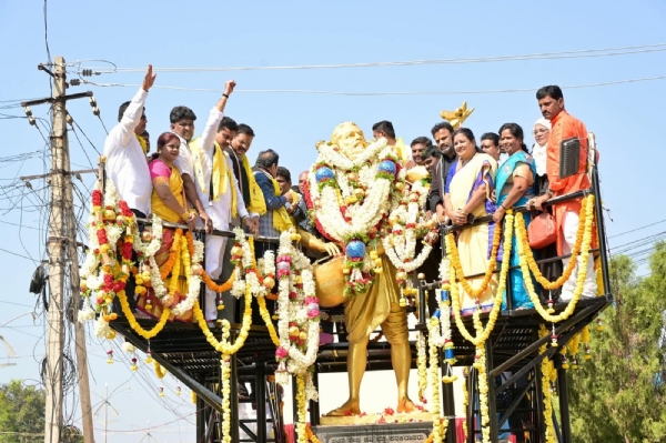 ಕನಕದಾಸರ ಪುತ್ಥಳಿಗೆ ಮಾಲಾರ್ಪಣೆ : ಸಂಗೊಳ್ಳಿ ರಾಯಣ್ಣ ಪುತ್ಥಳಿ ನಿರ್ಮಾಣಕ್ಕೆ ಶಾಸಕ ನಾರಾ ಭರತರೆಡ್ಡಿ ಅವರಿಂದ ಭೂಮಿ ಪೂಜೆ ಕನಕದಾಸರ ಪುತ್ಥಳಿಗೆ ಮಾಲಾರ್ಪಣೆ : ಸಂಗೊಳ್ಳಿ ರಾಯಣ್ಣ ಪುತ್ಥಳಿ ನಿರ್ಮಾಣಕ್ಕೆ ಶಾಸಕ ನಾರಾ ಭರತರೆಡ್ಡಿ ಅವರಿಂದ ಭೂಮಿ ಪೂಜೆ