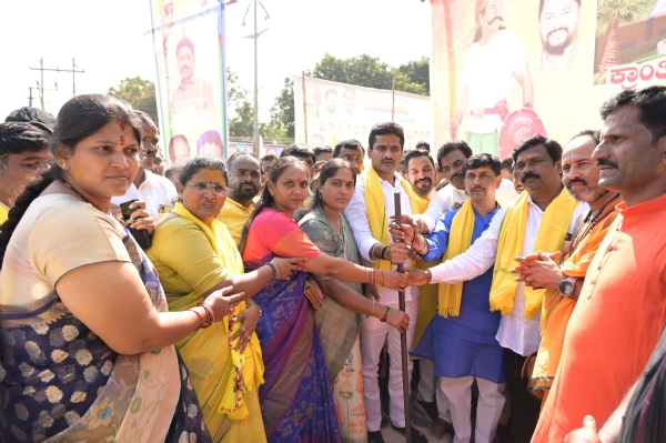 ಕನಕದಾಸರ ಪುತ್ಥಳಿಗೆ ಮಾಲಾರ್ಪಣೆ : ಸಂಗೊಳ್ಳಿ ರಾಯಣ್ಣ ಪುತ್ಥಳಿ ನಿರ್ಮಾಣಕ್ಕೆ ಶಾಸಕ ನಾರಾ ಭರತರೆಡ್ಡಿ ಅವರಿಂದ ಭೂಮಿ ಪೂಜೆ ಕನಕದಾಸರ ಪುತ್ಥಳಿಗೆ ಮಾಲಾರ್ಪಣೆ : ಸಂಗೊಳ್ಳಿ ರಾಯಣ್ಣ ಪುತ್ಥಳಿ ನಿರ್ಮಾಣಕ್ಕೆ ಶಾಸಕ ನಾರಾ ಭರತರೆಡ್ಡಿ ಅವರಿಂದ ಭೂಮಿ ಪೂಜೆ