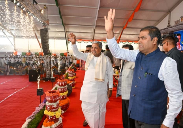 ಟೀಕೆ ಮಾಡುತ್ತಿದ್ದವರು ಗ್ಯಾರಂಟಿ ಯೋಜನೆಗಳನ್ನು ನಕಲು ಮಾಡುತ್ತಿದ್ದಾರೆ: ಡಿಸಿಎಂ ಡಿ.ಕೆ. ಶಿವಕುಮಾರ್ ಟೀಕೆ ಮಾಡುತ್ತಿದ್ದವರು ಗ್ಯಾರಂಟಿ ಯೋಜನೆಗಳನ್ನು ನಕಲು ಮಾಡುತ್ತಿದ್ದಾರೆ: ಡಿಸಿಎಂ ಡಿ.ಕೆ. ಶಿವಕುಮಾರ್