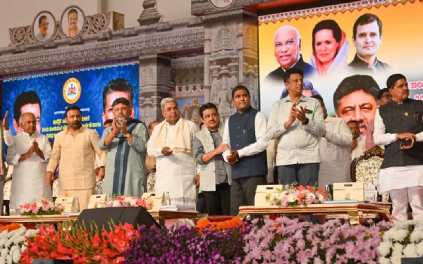 870 ಕೋಟಿ ವೆಚ್ಚದ 74 ಕೆರೆಗಳಿಗೆ ನೀರು ತುಂಬಿಸುವ ಯೋಜನೆಗೆ ಚಾಲನೆ ನೀಡಿದ ಸಿ.ಎಂ ಸಿದ್ದರಾಮಯ್ಯ 870 ಕೋಟಿ ವೆಚ್ಚದ 74 ಕೆರೆಗಳಿಗೆ ನೀರು ತುಂಬಿಸುವ ಯೋಜನೆಗೆ ಚಾಲನೆ ನೀಡಿದ ಸಿ.ಎಂ ಸಿದ್ದರಾಮಯ್ಯ