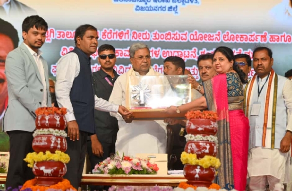 870 ಕೋಟಿ ವೆಚ್ಚದ 74 ಕೆರೆಗಳಿಗೆ ನೀರು ತುಂಬಿಸುವ ಯೋಜನೆಗೆ ಚಾಲನೆ ನೀಡಿದ ಸಿ.ಎಂ ಸಿದ್ದರಾಮಯ್ಯ 870 ಕೋಟಿ ವೆಚ್ಚದ 74 ಕೆರೆಗಳಿಗೆ ನೀರು ತುಂಬಿಸುವ ಯೋಜನೆಗೆ ಚಾಲನೆ ನೀಡಿದ ಸಿ.ಎಂ ಸಿದ್ದರಾಮಯ್ಯ