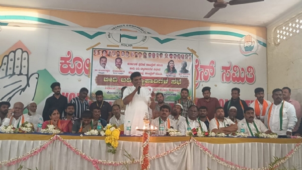 ಚಿತ್ರ ; ಕೋಲಾರ ನಗರದ ಜಿಲ್ಲಾ ಕಾಂಗ್ರೆಸ್ ಕಛೇರಿಯಲ್ಲಿ ಕರ್ನಾಟಕ ಪ್ರದೇಶ ಕಾಂಗ್ರೆಸ್ ಸಮಿತಿ ಬೀದಿ ಬದಿ ವ್ಯಾಪಾರಿಗಳ ವಿಭಾಗದ ವತಿಯಿಂದ ಬೀದಿ ಬದಿ ವ್ಯಾಪಾರಿಗಳ ಸಭೆ ಕಾರ್ಯಕ್ರಮ ನಡೆಯಿತು.